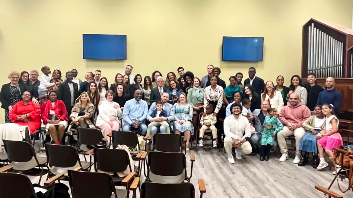 Membros da comunidade Adventistas Rotterdam reunidos no espaço de culto